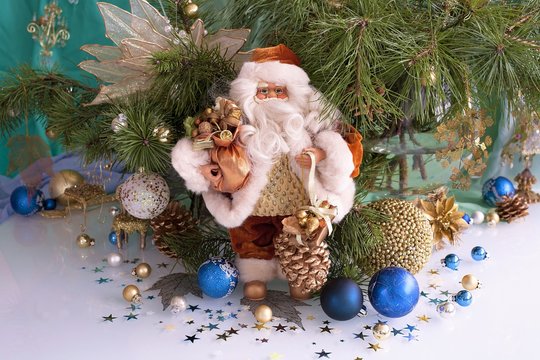 игрушка Санта-Клаус, сосновые ветки, шишки и шары