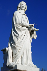 Fototapeta na wymiar Statue de Bossuet au parc de Chantilly, France