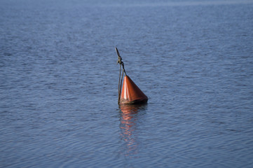 Rote Boje im See