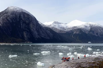Papier Peint photo autocollant Glaciers Tourists from the cruise ship landed on the shore near Pia glacier.