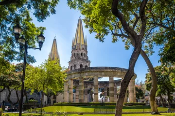 Photo sur Plexiglas Mexique Rotonda de los Jalisciences Ilustres and Cathedral - Guadalajara, Jalisco, Mexico