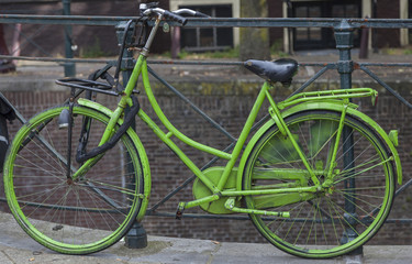 Fototapeta na wymiar Grünes Fahrrad in Amsterdam, Niederlande