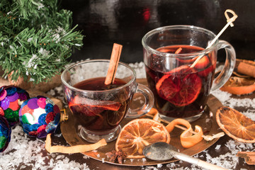 Glastassen mit Glühwein in weihnachtlicher Atmosphäre 