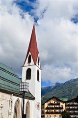 Wallfahrtskirche Sankt Oswald, in der Tiroler Gemeinde Seefeld, Österreich, im Hochformat