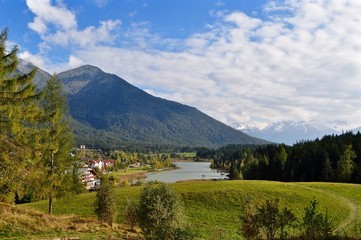 Olympiaregion Seefeld im Tirol, mit Wildsee und Blick auf die Kalkkögel - Berge im Herbst, Österreich