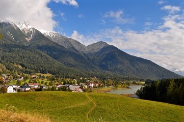 Gemeinde Seefeld - Olympiaregion  im Tirol, mit Wildsee und Blick auf die Tiroler Berge im Herbst, Österreich