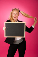 Naklejka premium funky business woman holding a blank blackboard - teacher