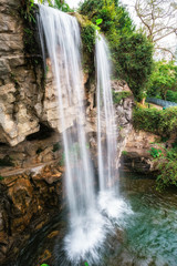 Fototapeta na wymiar Waterfall in Hong Kong Park