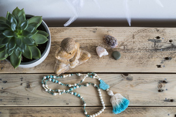 Obraz premium Mala and wooden buddha