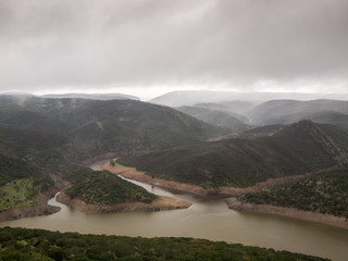 Obraz na płótnie Canvas lluvia sobre el río Tajo