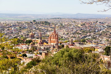 Fototapeta na wymiar San Miguel de Allende, a colonial city in Mexicoâ??s central highlands, is known for its baroque Spanish architecture, thriving scene and cultural festivals. Gothic church Parroquia de San Miguel Arca