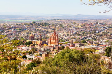 Fototapeta na wymiar San Miguel de Allende, a colonial city in Mexicoâ??s central highlands, is known for its baroque Spanish architecture, thriving scene and cultural festivals. Gothic church Parroquia de San Miguel Arca
