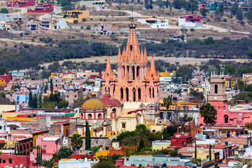 Fototapeta premium San Miguel de Allende, kolonialne miasto w centralnych wyżynach Meksyku, słynie z barokowej hiszpańskiej architektury, kwitnącej sceny i festiwali kulturalnych. Gotycki kościół Parroquia de San Miguel Arca