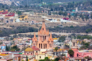 Naklejka premium San Miguel de Allende, kolonialne miasto w centralnych wyżynach Meksyku, słynie z barokowej hiszpańskiej architektury, kwitnącej sceny i festiwali kulturalnych. Gotycki kościół Parroquia de San Miguel Arca