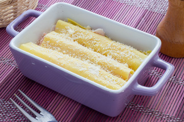 Cannelloni baked with ham and cheese