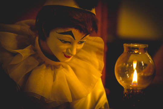 Bozo doll hold quill pen and Light of lamp