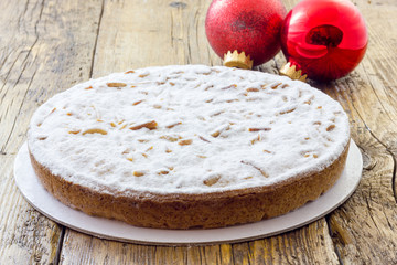 Cream cake with pine nuts