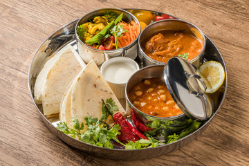 典型的なインドカレーとチャパティ　 chapati and curry lunch