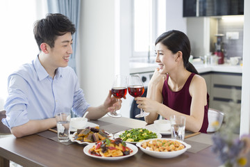Obraz na płótnie Canvas Romantic young couple dining at home