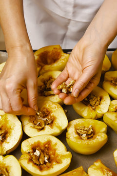 Preparation of quince with honey and nuts