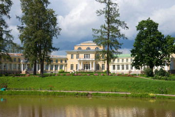 Obraz premium July day in the ancient noble estate Maryino. Leningrad region
