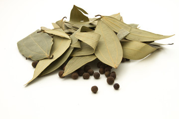 Allspice and bay leafs