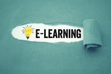 Abgerissenes Papier mit E-Learning