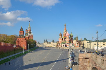Obraz premium Moscow, Russia - October 24, 2016: View of the Kremlin, Vasilevsky Descent and the intercession Cathedral (Temple of Basil the blessed)