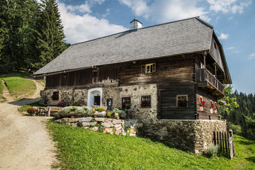 altes Bauernhaus in den Alpen