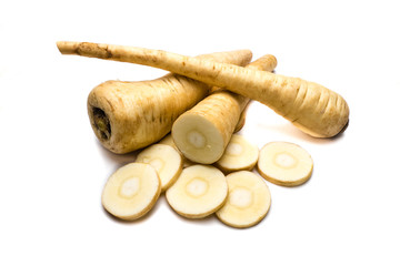 Pastinak auf weißen Hintergrund