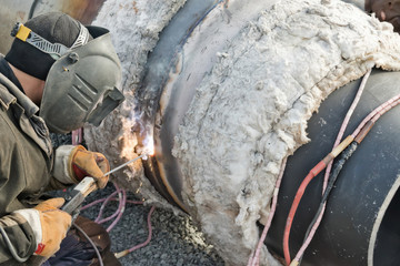 Welding large diameter pipes with pre-heated flexible ceramic heating elements in the field