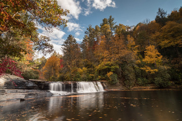 Fototapeta premium waterfall in autumn in the Appalachians of western North Carolina