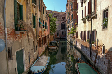 Fototapeta na wymiar Canal en Venecia