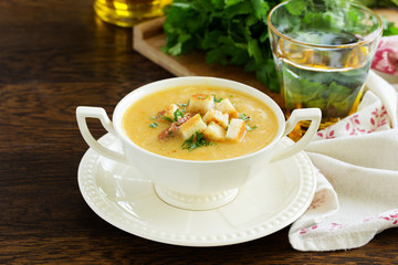 Pea soup with smoked ribs and croutons.