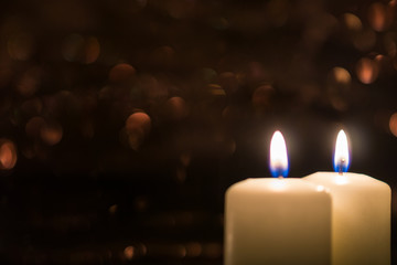 Zwei Kerzen vor dunklem Hintergrund - Zweiter Advent
