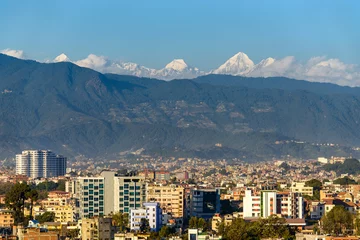Fotobehang Kathmandu stad in Nepal, Himalaya op de achtergrond © Thomas Dutour
