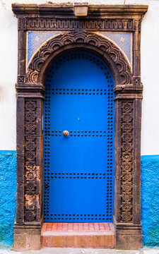 Traditionelle marokkanische Haustür und Fassade 