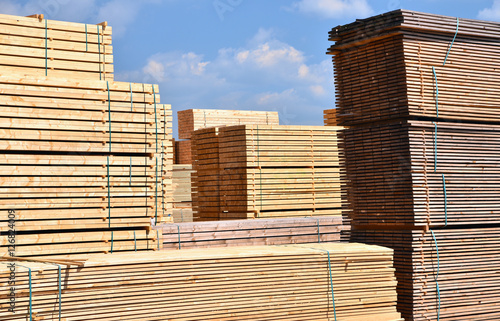 "Lagerung von Holzbrettern in einem Sägewerk // Storage of wooden