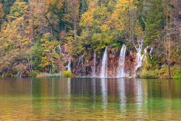 Fototapeta na wymiar Autum colors and waterfalls of Plitvice National Park