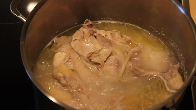 H&uuml;hnersuppe kochen im Topf