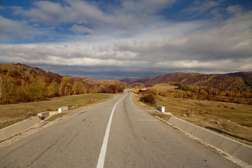 Fototapeta na wymiar Mountain road in autumn