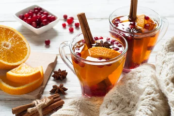 Foto auf Acrylglas Tee Tasse heißer Tee mit Früchten und Gewürzen.