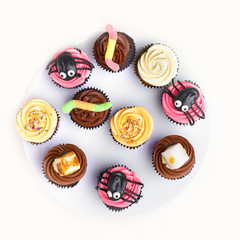 Süße leckere Cupcakes auf weiß