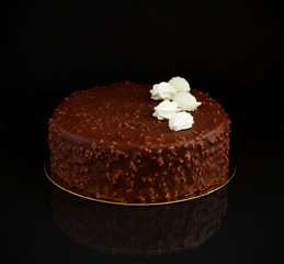 Modern cake covered with chocolate glyassazhem.