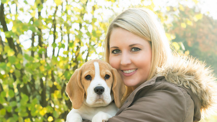 Wahre Freundschaft Junge Frau mit ihrem Hund. 