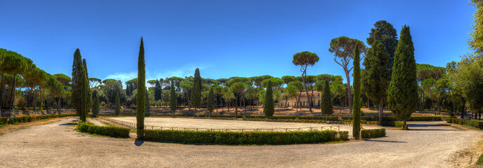Die Pferderennbahn an der Piazza di Siena in der Parkanlage der Villa Borghese, Rom, Italien.

The horse runners at Piazza di Siena in the park of Villa Borghese, Rome, Italy.