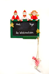 ein Weihnachtsmann, Schneemann und Engel vor einer Tafel mit Text