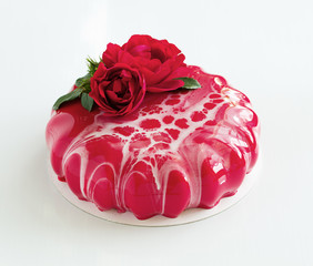 Modern cake covered with chocolate glyassazhem.