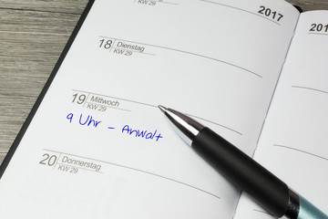 Ein Kalender und ein Termin bei einem Anwalt