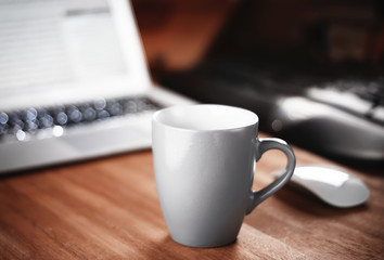 Grey mug on the desktop.